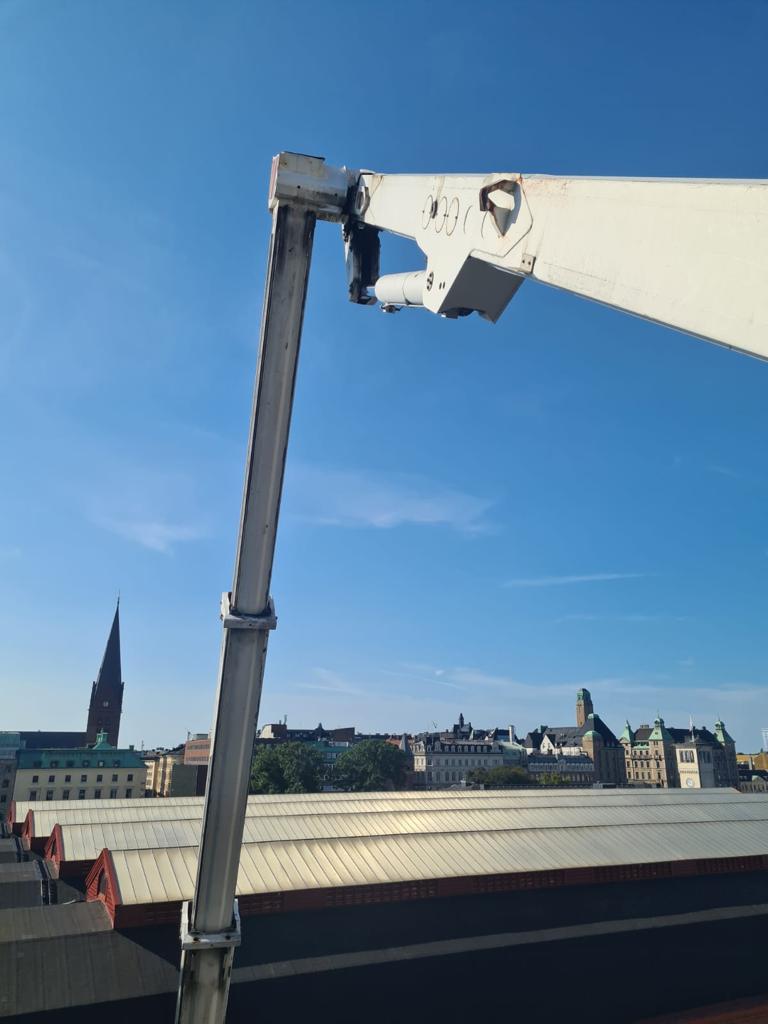 Vad kostar det att hyra lift? Hyr skylift med rutinerad förare vid arbete på hög höjd.